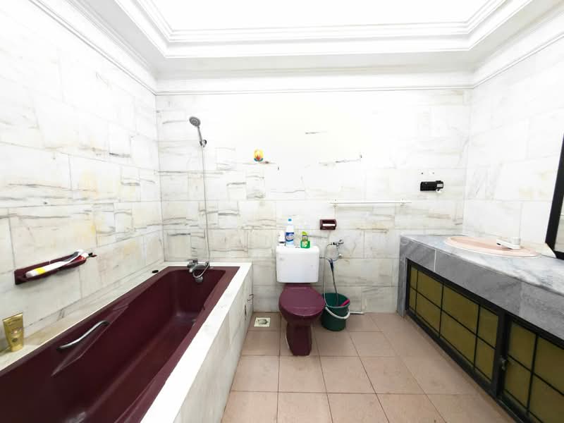 1-storey Terraced House for Sale in Taman Johor Jaya (Johor Bahru) - Calvin Wong - Bathroom - PropertyGuru.com.my