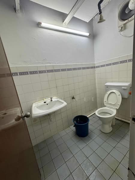 Shop / Office for Sale in Taman Tan Yew Lai (Jalan Klang Lama (Old Klang Road)) - Paul Lee - Bathroom - PropertyGuru.com.my