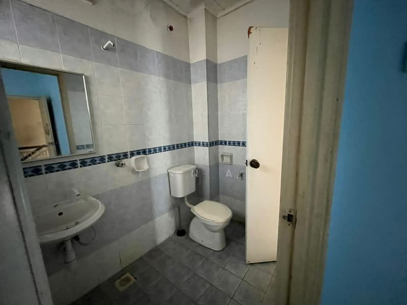 Rumah Teres 2 Tingkat untuk Dijual di Taman Mutiara Rini (Skudai) - Finn Aw - Bathroom - PropertyGuru.com.my