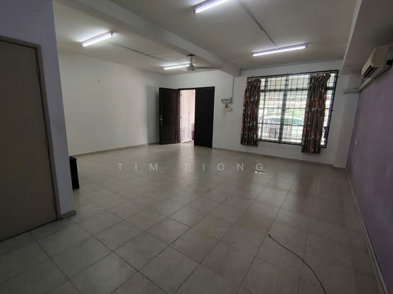 Rumah Teres 2 Tingkat untuk Dijual di Taman Angkasa Nuri (Durian Tunggal) - Tim Piong - Living Room - PropertyGuru.com.my