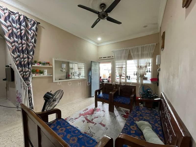 Rumah Teres 1 Tingkat untuk Dijual di Taman Selatan (Kulai) - Mohd Faez - Living Room - PropertyGuru.com.my