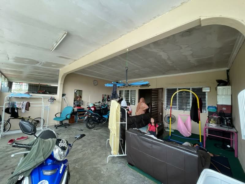 Rumah Teres 1 Tingkat untuk Dijual di Taman Selatan (Kulai) - Mohd Faez - Car Park - PropertyGuru.com.my