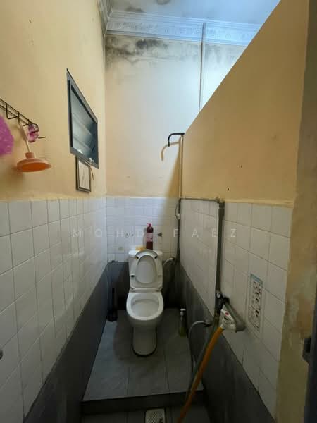Rumah Teres 1 Tingkat untuk Dijual di Taman Selatan (Kulai) - Mohd Faez - Bathroom - PropertyGuru.com.my