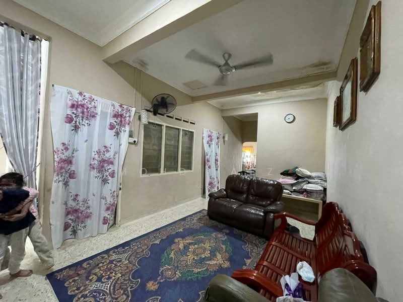 Rumah Teres 1 Tingkat untuk Dijual di Taman Selatan (Kulai) - Mohd Faez - Living Room - PropertyGuru.com.my