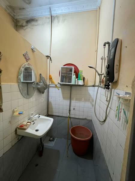 Rumah Teres 1 Tingkat untuk Dijual di Taman Selatan (Kulai) - Mohd Faez - Bathroom - PropertyGuru.com.my