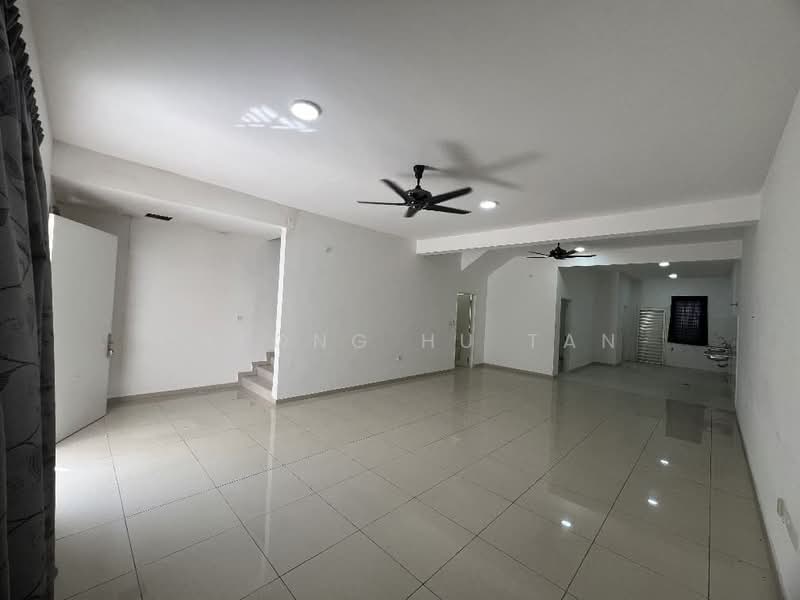 2-storey Terraced House for Sale in Bandar Sri Sendayan (Negeri Sembilan) - Cheong Hu Tan - Living Room - PropertyGuru.com.my