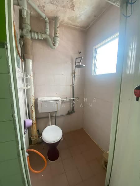 Rumah Flat untuk Dijual di Flat PKNS Seksyen 8 - Natasha Shadan - Bathroom - PropertyGuru.com.my