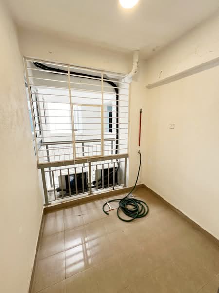 Pangsapuri untuk Disewa di Putra 1 - Eiffel Lai - Balcony - PropertyGuru.com.my