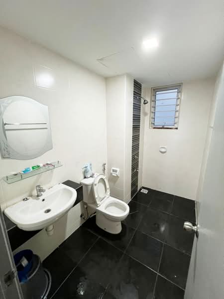Pangsapuri untuk Disewa di Putra 1 - Eiffel Lai - Bathroom - PropertyGuru.com.my