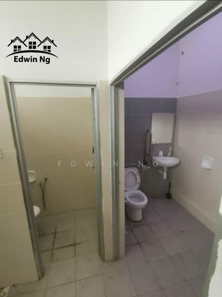 Factory for Rent in Kawasan Perindustrian Batu Kawan (Simpang Ampat) - Edwin Ng - Bathroom - PropertyGuru.com.my