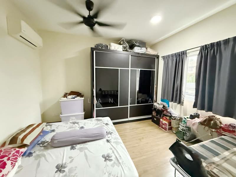 Pangsapuri untuk Dijual di Larkin Residence Phase 2 - Alan Tia - Bedroom - PropertyGuru.com.my