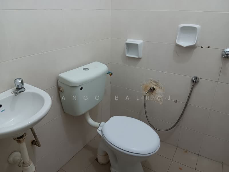 Apartment for Sale at Pangsapuri Mayang (Puncak Jalil) - Tango Balraj - Bathroom - PropertyGuru.com.my