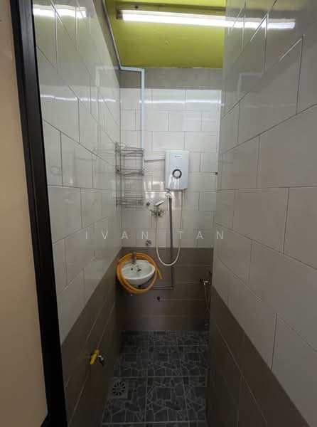 Pangsapuri untuk Dijual di Teratai Mewah Apartment Block 15,17,19,21 - Ivan Tan - Bathroom - PropertyGuru.com.my