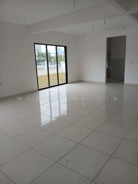 Rumah Teres 2 Tingkat untuk Dijual di U12, Taman Cahaya Alam (Shah Alam) - Mohammad Din Majid - Living Room - PropertyGuru.com.my