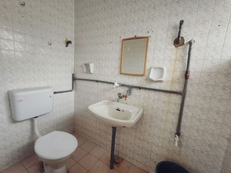 Semi-Detached House for Rent in Taman Pelangi (Johor Bahru) - Crystal Tan - Bathroom - PropertyGuru.com.my