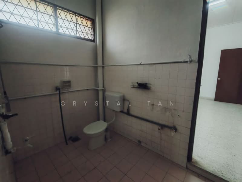 Semi-Detached House for Rent in Taman Pelangi (Johor Bahru) - Crystal Tan - Bathroom - PropertyGuru.com.my
