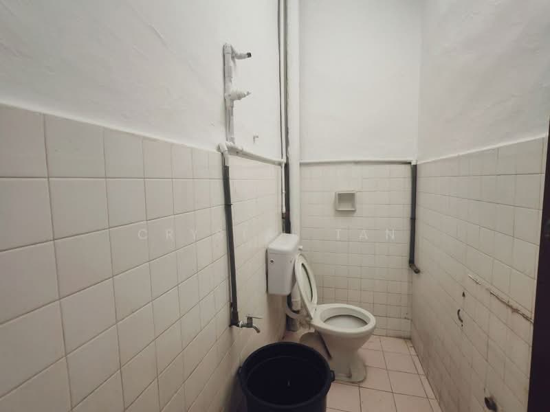 Semi-Detached House for Rent in Taman Pelangi (Johor Bahru) - Crystal Tan - Bathroom - PropertyGuru.com.my