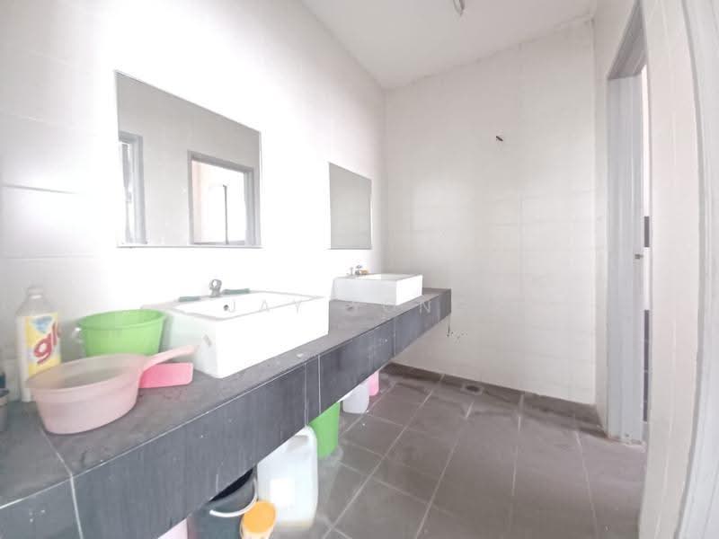Shop / Office for Rent in Bandar Bukit Raja (Klang) - Jay Yong - Bathroom - PropertyGuru.com.my