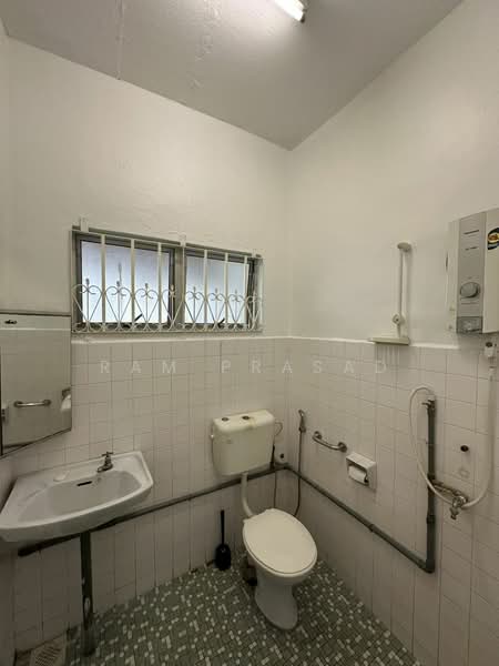 Semi-Detached House for Sale in Taman Kolam Air (Johor Bahru) - Ram Prasad - Bathroom - PropertyGuru.com.my