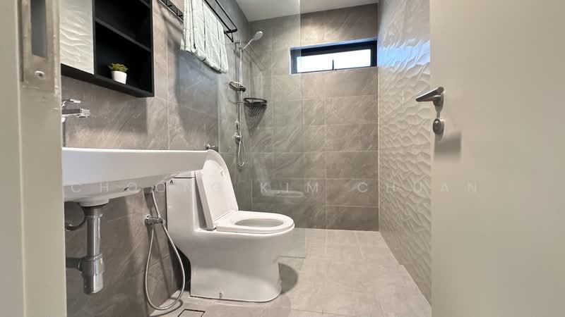 Servis Apartment untuk Disewa di Quinn Residence - Choong Kim Chuan - Master Bathroom - PropertyGuru.com.my