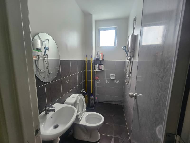 Pangsapuri untuk Dijual di Rumah Pangsa Bukit Baru Jaya - Mii Ong - Bathroom - PropertyGuru.com.my