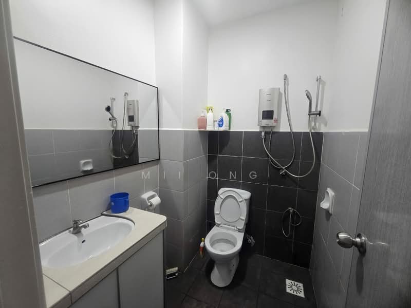 Pangsapuri untuk Dijual di Rumah Pangsa Bukit Baru Jaya - Mii Ong - Bathroom - PropertyGuru.com.my