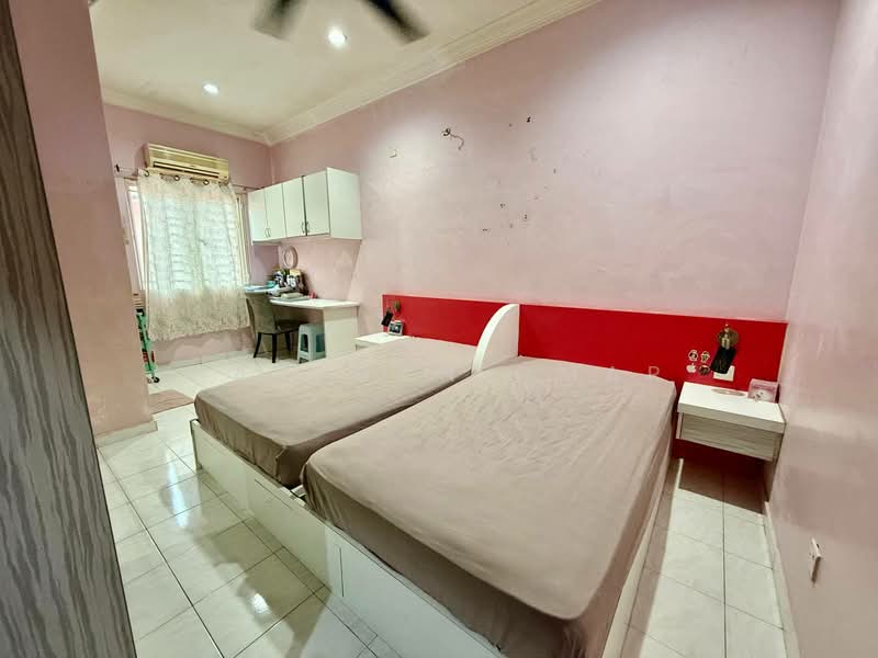 Rumah Teres 2 Tingkat untuk Dijual di Seksyen 7 (Shah Alam) - Hazeman Omar - Bedroom - PropertyGuru.com.my