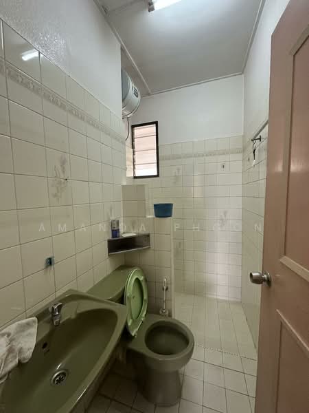 Apartment for Sale at Lavinia Apartments - Amanda Phoon - Bathroom - PropertyGuru.com.my