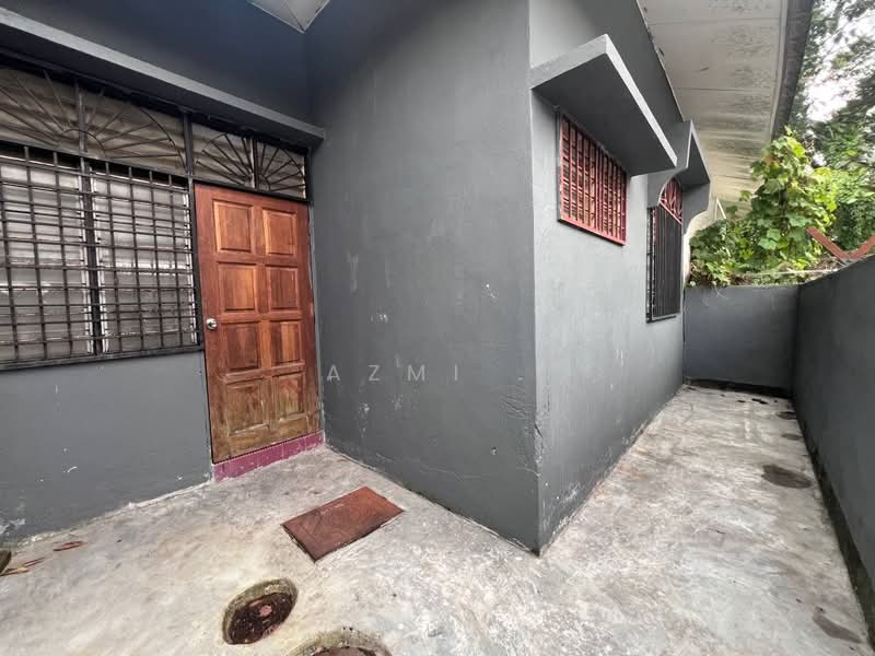 1-storey Terraced House for Sale in Taman Universiti (Tanjung Malim) - Azmi . - Exterior - PropertyGuru.com.my