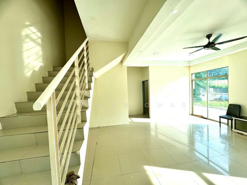 Cluster House for Sale in Bandar Saujana Putra (Tanjong Duabelas) - Hazeman Omar - Living Room - PropertyGuru.com.my