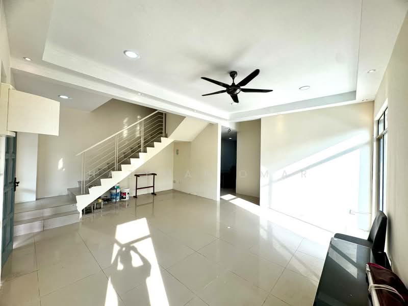 Cluster House for Sale in Bandar Saujana Putra (Tanjong Duabelas) - Hazeman Omar - Living Room - PropertyGuru.com.my