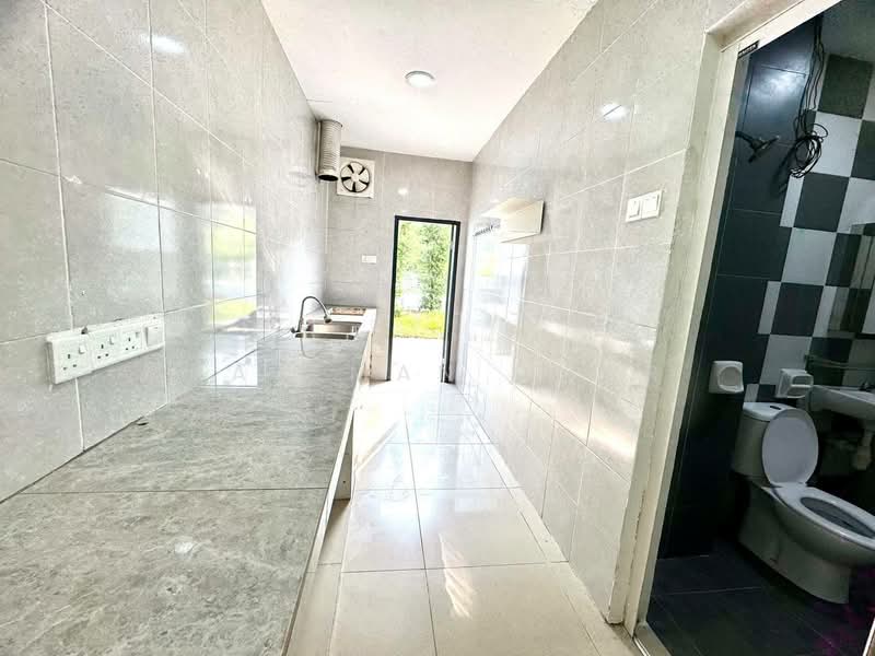 Cluster House for Sale in Bandar Saujana Putra (Tanjong Duabelas) - Hazeman Omar - Kitchen - PropertyGuru.com.my