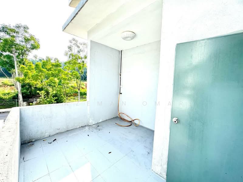 Cluster House for Sale in Bandar Saujana Putra (Tanjong Duabelas) - Hazeman Omar - Balcony - PropertyGuru.com.my