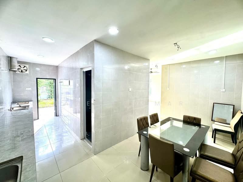Cluster House for Sale in Bandar Saujana Putra (Tanjong Duabelas) - Hazeman Omar - Kitchen - PropertyGuru.com.my