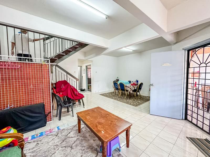 2-storey Terraced House for Sale in Taman Lestari Putra (Seri Kembangan) - Ahmad Fikri Amer Hamzah - Living Room - PropertyGuru.com.my
