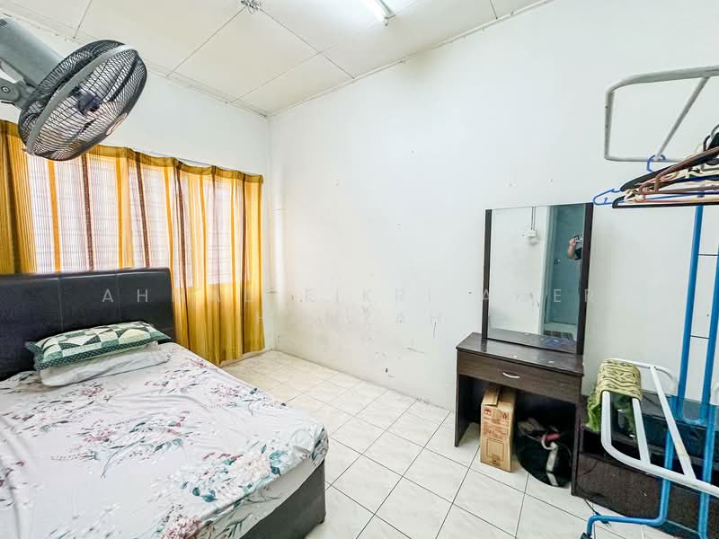 2-storey Terraced House for Sale in Taman Lestari Putra (Seri Kembangan) - Ahmad Fikri Amer Hamzah - Bedroom - PropertyGuru.com.my