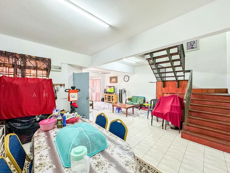 2-storey Terraced House for Sale in Taman Lestari Putra (Seri Kembangan) - Ahmad Fikri Amer Hamzah - Living Room - PropertyGuru.com.my