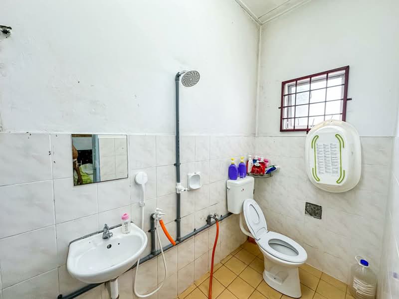 2-storey Terraced House for Sale in Taman Lestari Putra (Seri Kembangan) - Ahmad Fikri Amer Hamzah - Bathroom - PropertyGuru.com.my