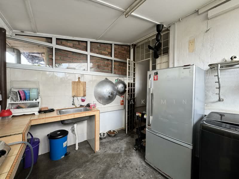 Semi-Detached House for Sale in Seksyen 13 (Shah Alam) - Nazrin Hakimin - Kitchen - PropertyGuru.com.my
