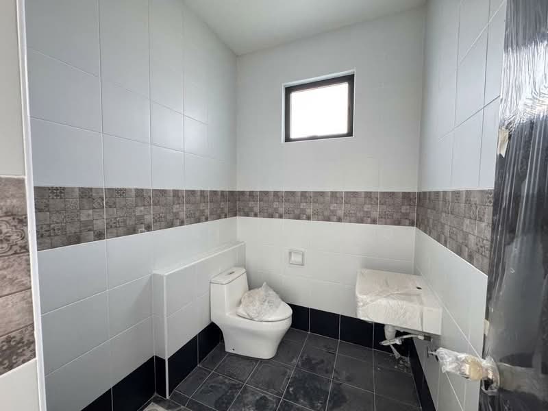 Rumah Teres 2 Tingkat untuk Dijual di Taman Austin Duta (Tebrau) - Daniel Yong - Bathroom - PropertyGuru.com.my