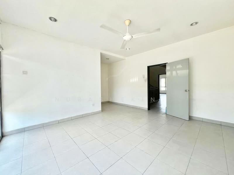 Rumah Teres 3 Tingkat untuk Dijual di Taman Aman Permai (Bangi) - Nurashekin . - Living Room - PropertyGuru.com.my