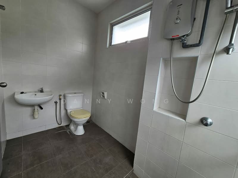 Rumah Berkembar untuk Dijual di Anggun 2 Residence (Rawang) - Danny Wong - Bathroom - PropertyGuru.com.my
