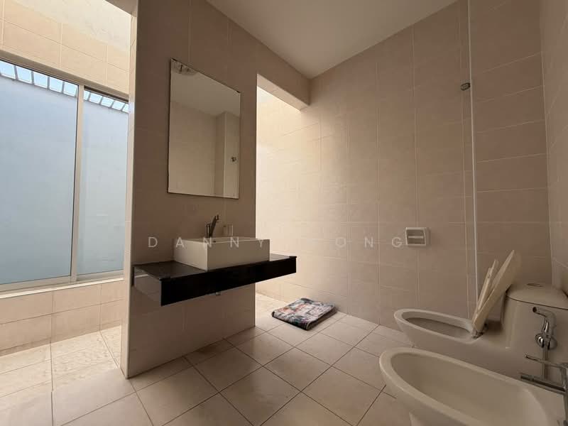 Rumah Berkembar untuk Dijual di Anggun 2 Residence (Rawang) - Danny Wong - Bathroom - PropertyGuru.com.my