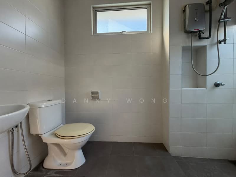 Rumah Berkembar untuk Dijual di Anggun 2 Residence (Rawang) - Danny Wong - Bathroom - PropertyGuru.com.my