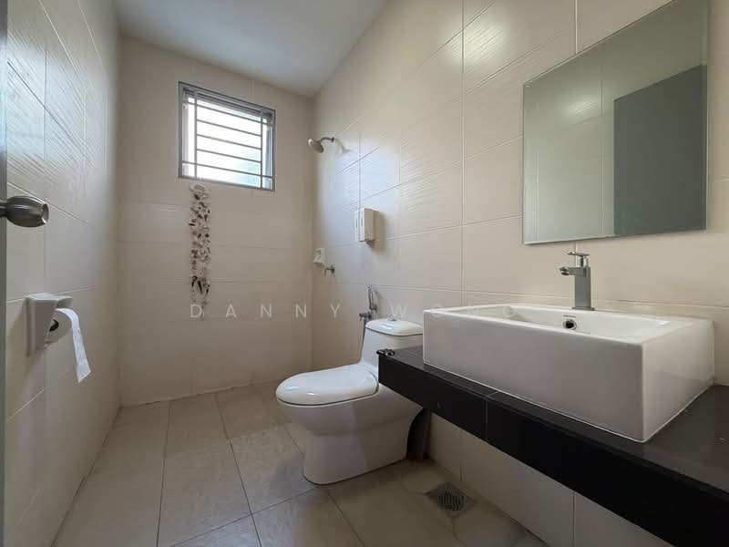 Rumah Berkembar untuk Dijual di Anggun 2 Residence (Rawang) - Danny Wong - Bathroom - PropertyGuru.com.my