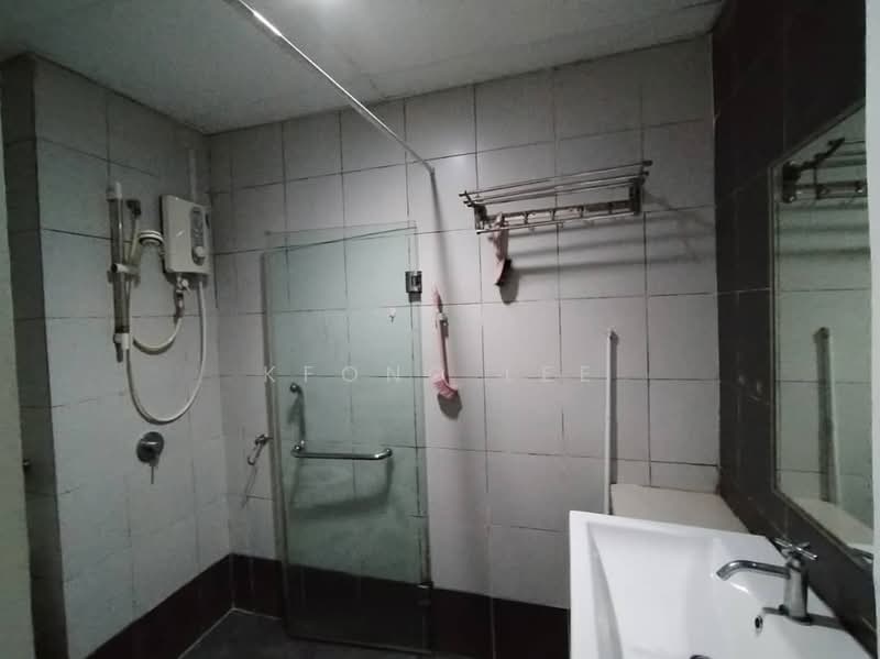 Servis Apartment untuk Disewa di Centrestage Designer Suite - Kfong Lee - Bathroom - PropertyGuru.com.my