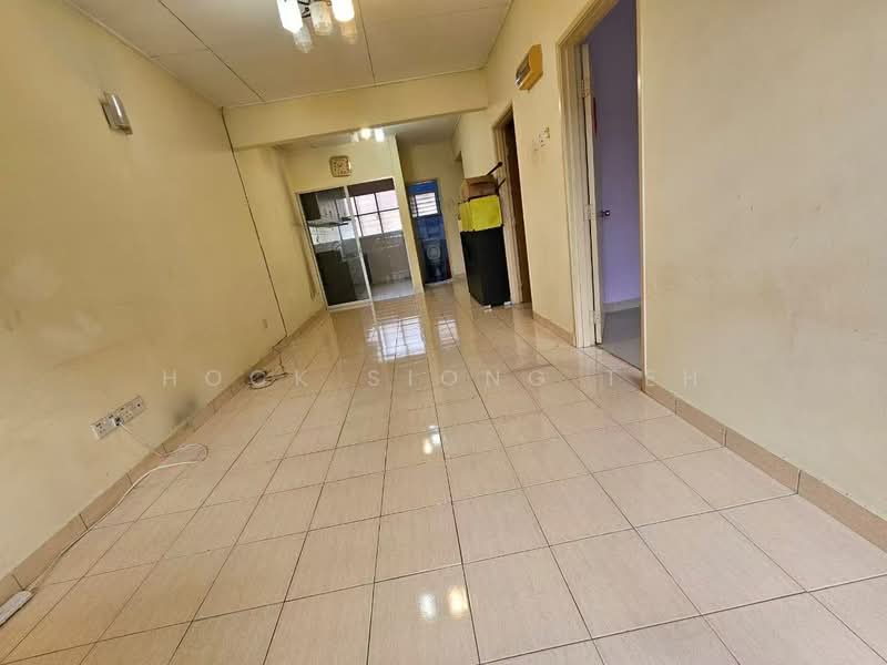 Townhouse for Sale in Taman Bukit Serdang (Seri Kembangan) - Hock Siong Teh - Living Room - PropertyGuru.com.my