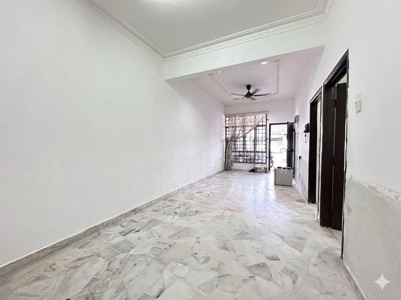 1-storey Terraced House for Sale in Taman Desa Cemerlang (Ulu Tiram) - Ee Fong Toh - Living Room - PropertyGuru.com.my
