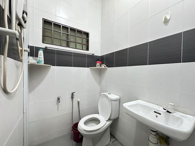 1-storey Terraced House for Sale in Taman Desa Cemerlang (Ulu Tiram) - Ee Fong Toh - Bathroom - PropertyGuru.com.my