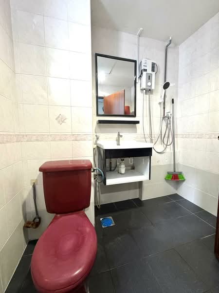 Pangsapuri untuk Dijual di Mewah View Luxurious Apartments - Lui Lui - Bathroom - PropertyGuru.com.my